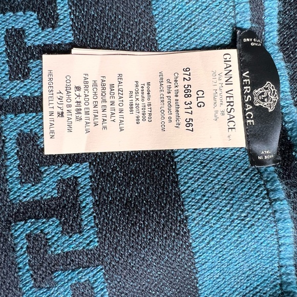 Authentic versace scarf, in very good condition as you can see in pics & video - Picture 1 of 8